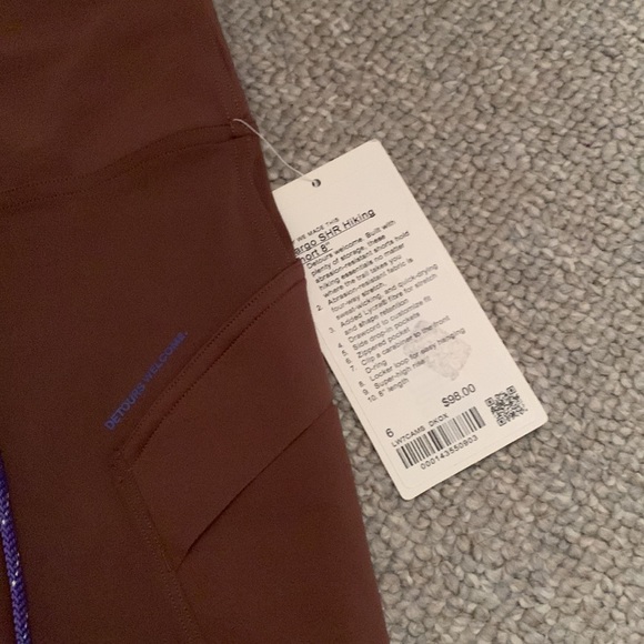 Brand new Lululemon Cargo SHR Hiking Short 8" (Size 6- NWT) - Picture 5 of 7